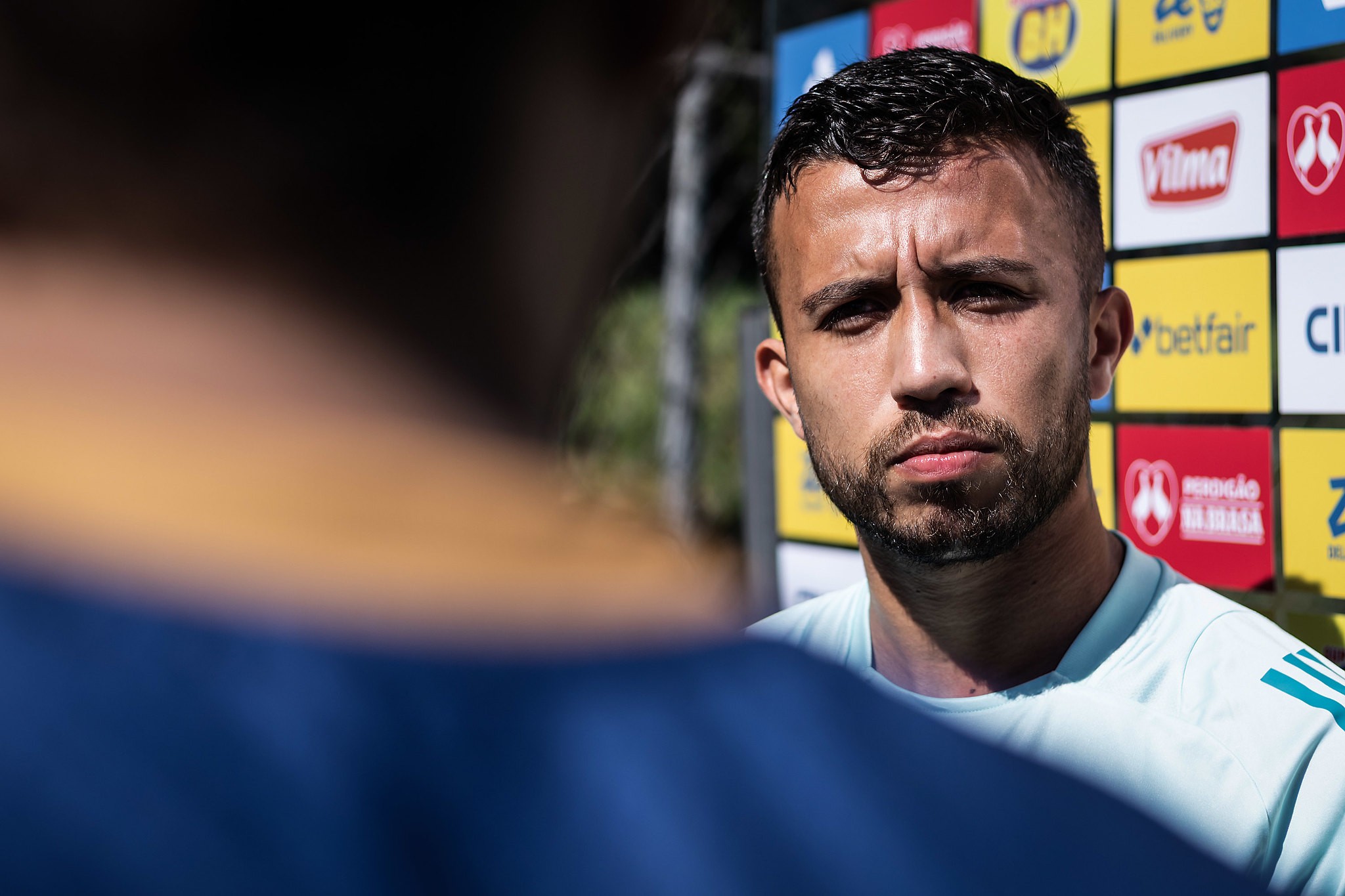 Matheus Henrique repudia ameaças a jogadores do Cruzeiro: questão transcendente no futebol