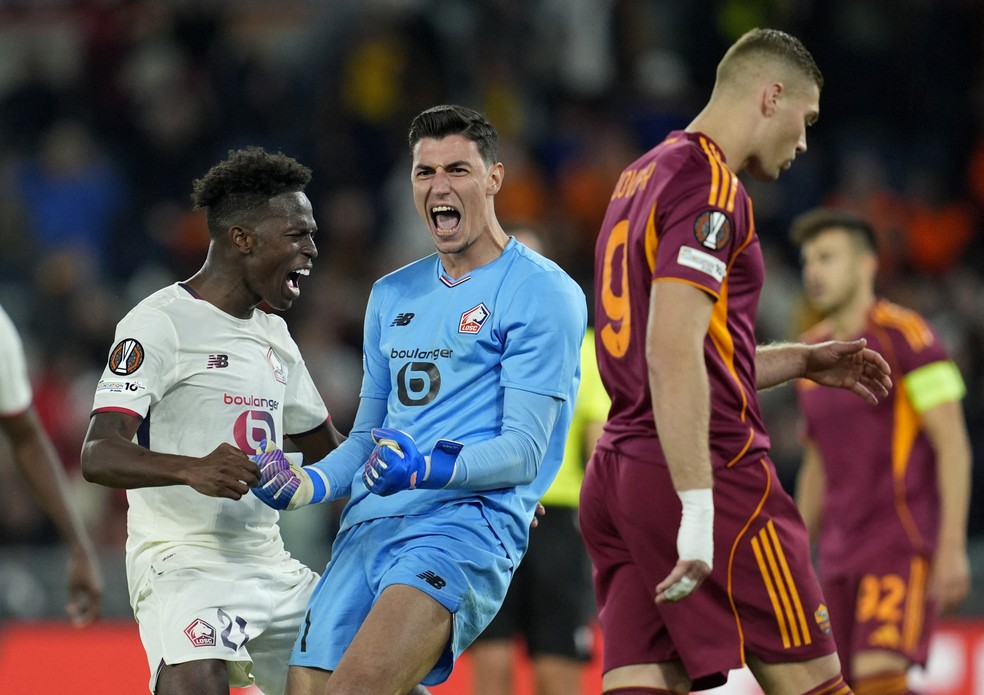 Özer, goleiro do Lille, defende pênalti contra a Roma na Liga Europa.