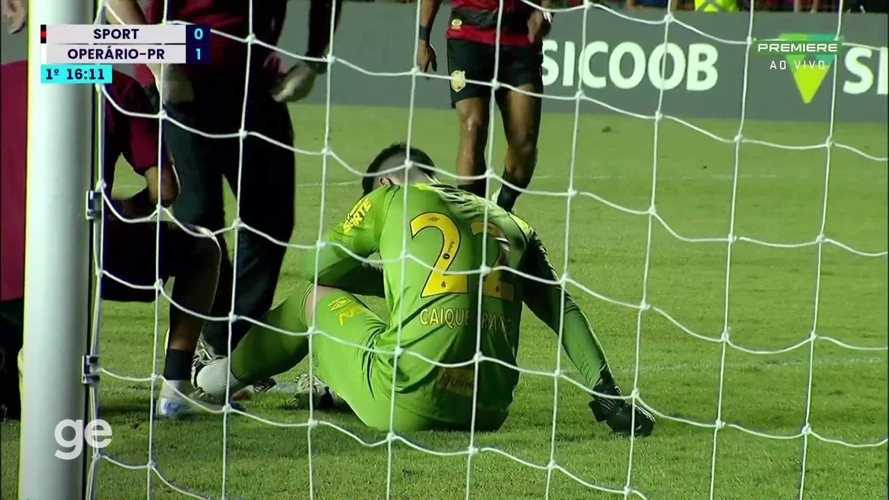 Aos 16 min do 1º tempo - goleiro Caíque França, do Sport, se lesiona e deixa o gramado