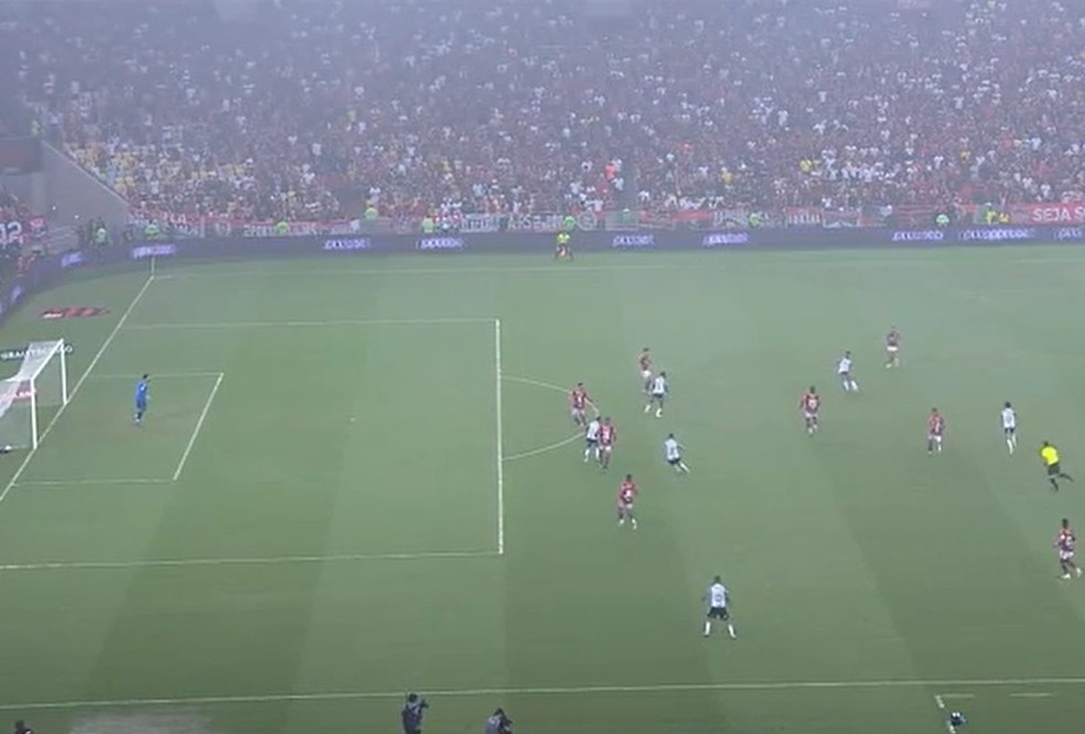 Paulinho atacou o espaço entre Matheuzinho e Fabrício Bruno no primeiro gol do Atlético-MG — Foto: Reprodução