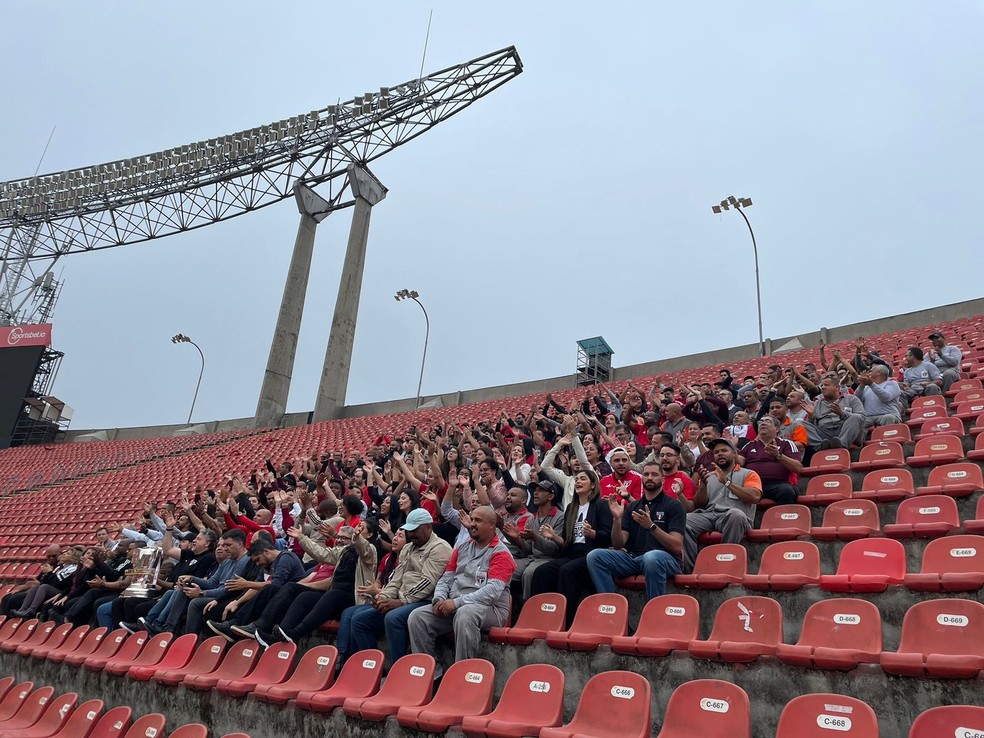 Funcionários do São Paulo reunidos no Morumbi para foto com a taça da Copa do Brasil — Foto: Felipe Ruiz