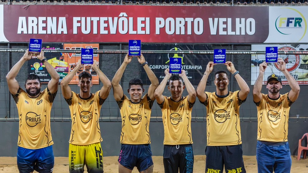 Dhionathan Araújo, atleta de futevôlei, ao meio dos atletas — Foto: Arquivo pessoal