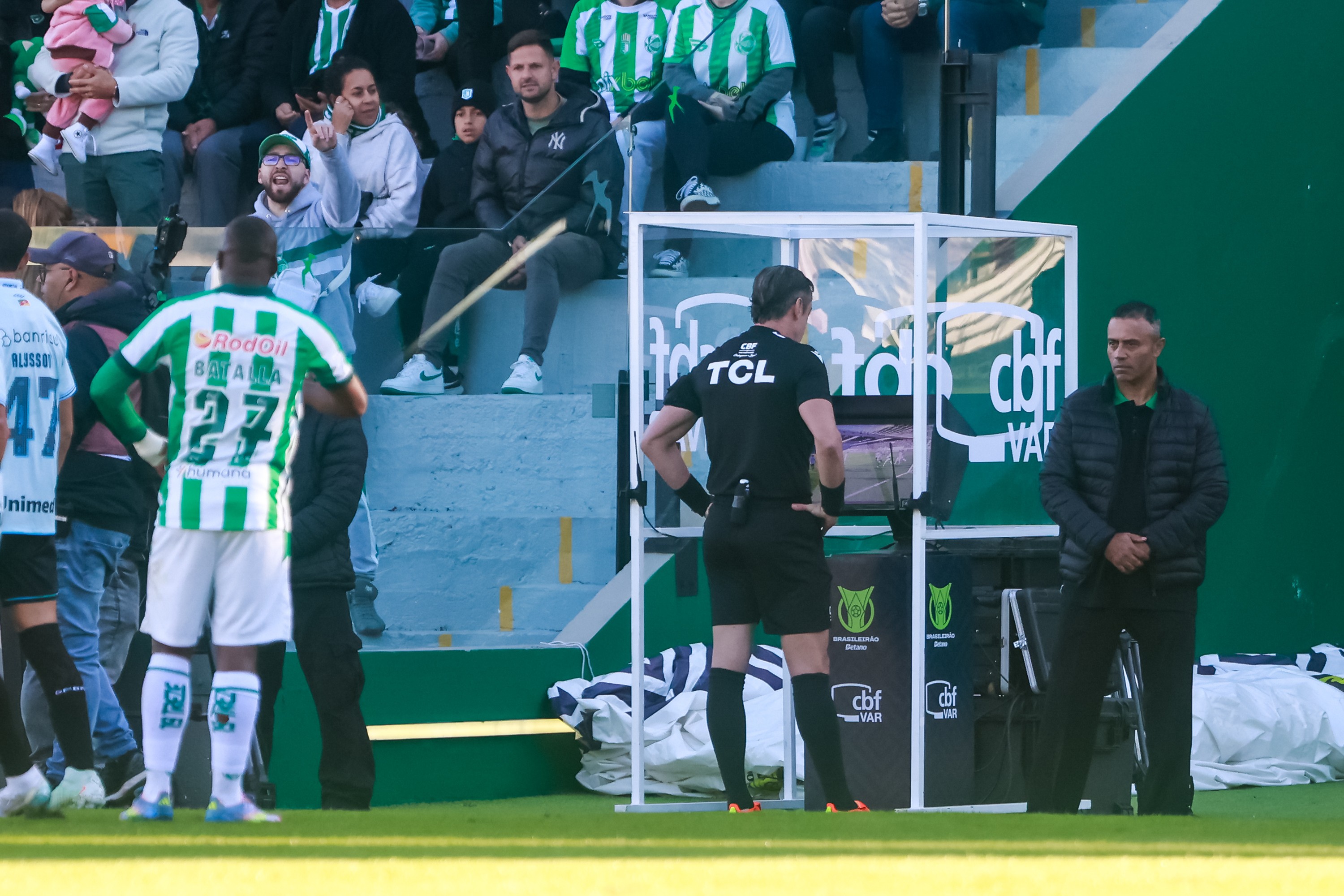 Var analisa lances polêmicos de pênaltis em Juventude x Grêmio.