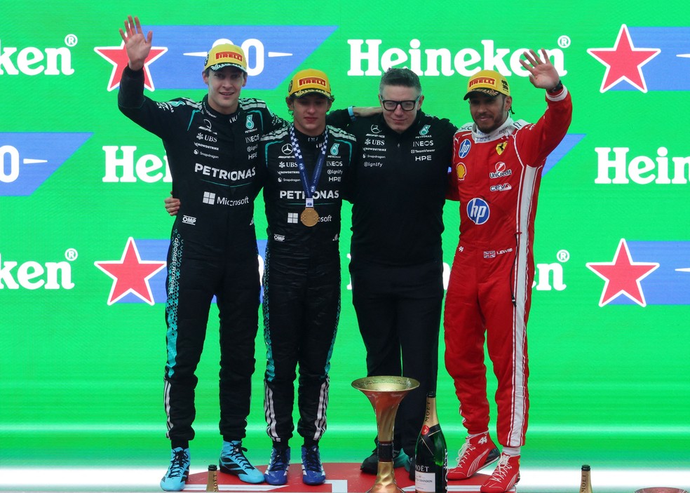 Os pilotos George Russell, Kimi Antonelli e Lewis Hamilton comemoram o pódio no GP da China de F1 junto do engenheiro de corrida da Mercedes, Peter Bonnington — Foto: Maxim Shemetov/Reuters