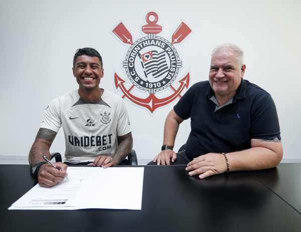Corinthians anuncia renovação de contrato de Paulinho por seis meses