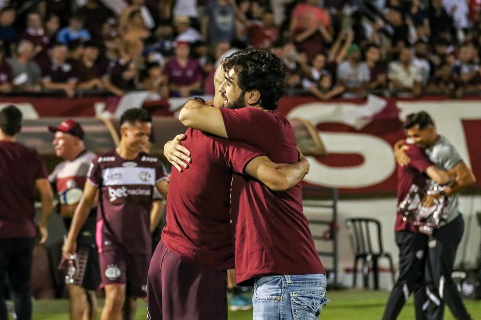 Filippo Bertolucci abraça atacante Carlão na comemoração do acesso da Ferroviária — Foto: Carolina Borges | Ferroviária SAF