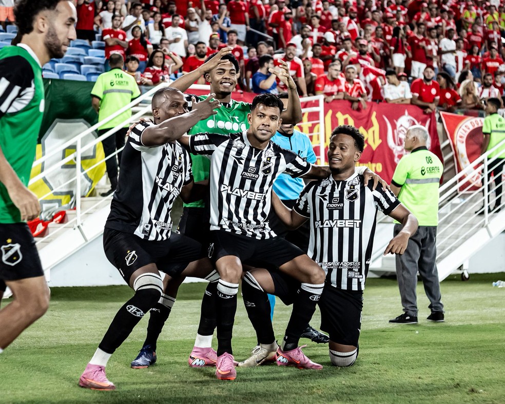 Wallyson tem 13 gols no ano — Foto: Guilherme Drovas/ABC
