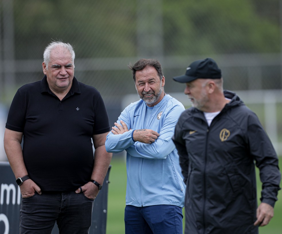 Rubens Gomes, Augusto Melo e Mano Menezes em treino do Corinthians — Foto: Rodrigo Coca/Agência Corinthians