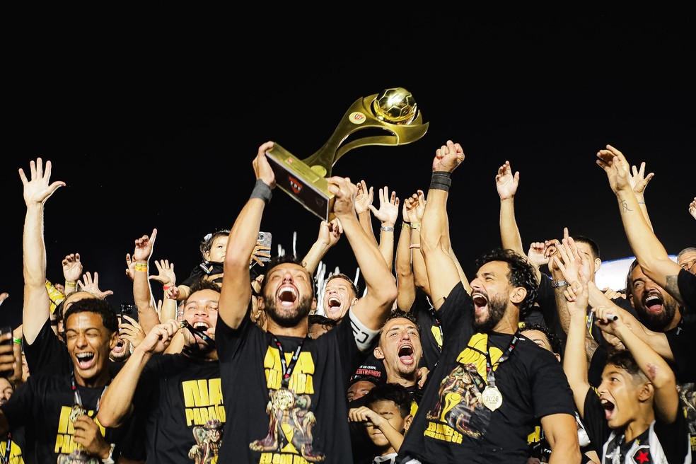 Elenco do Botafogo-PB ergue o troféu do Paraibano 2026