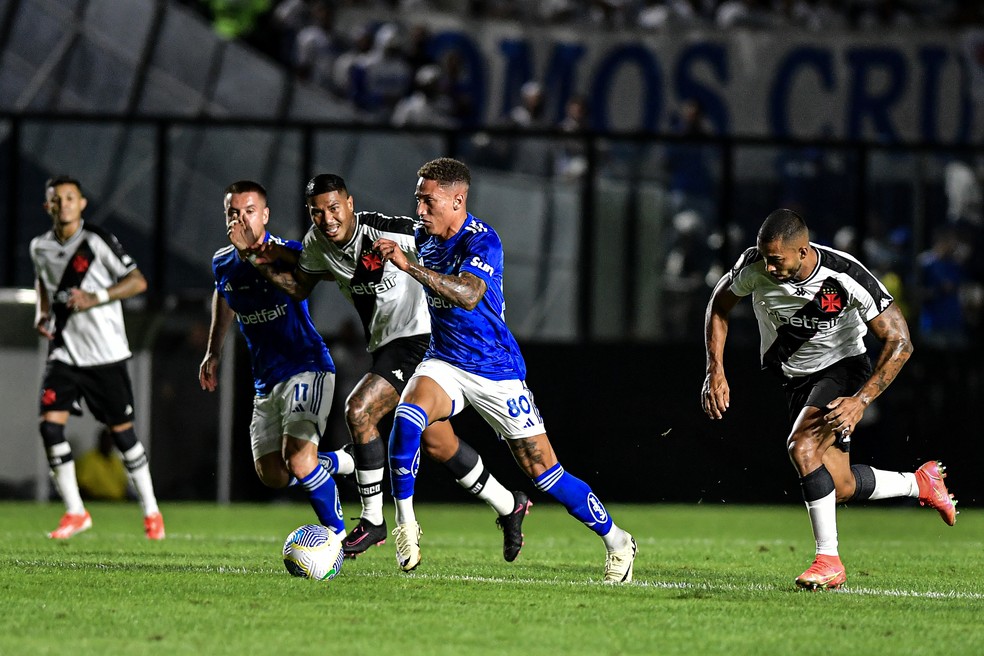 Robert, atacante do Cruzeiro, durante partida contra o Vasco — Foto: Thiago Ribeiro/AGIF