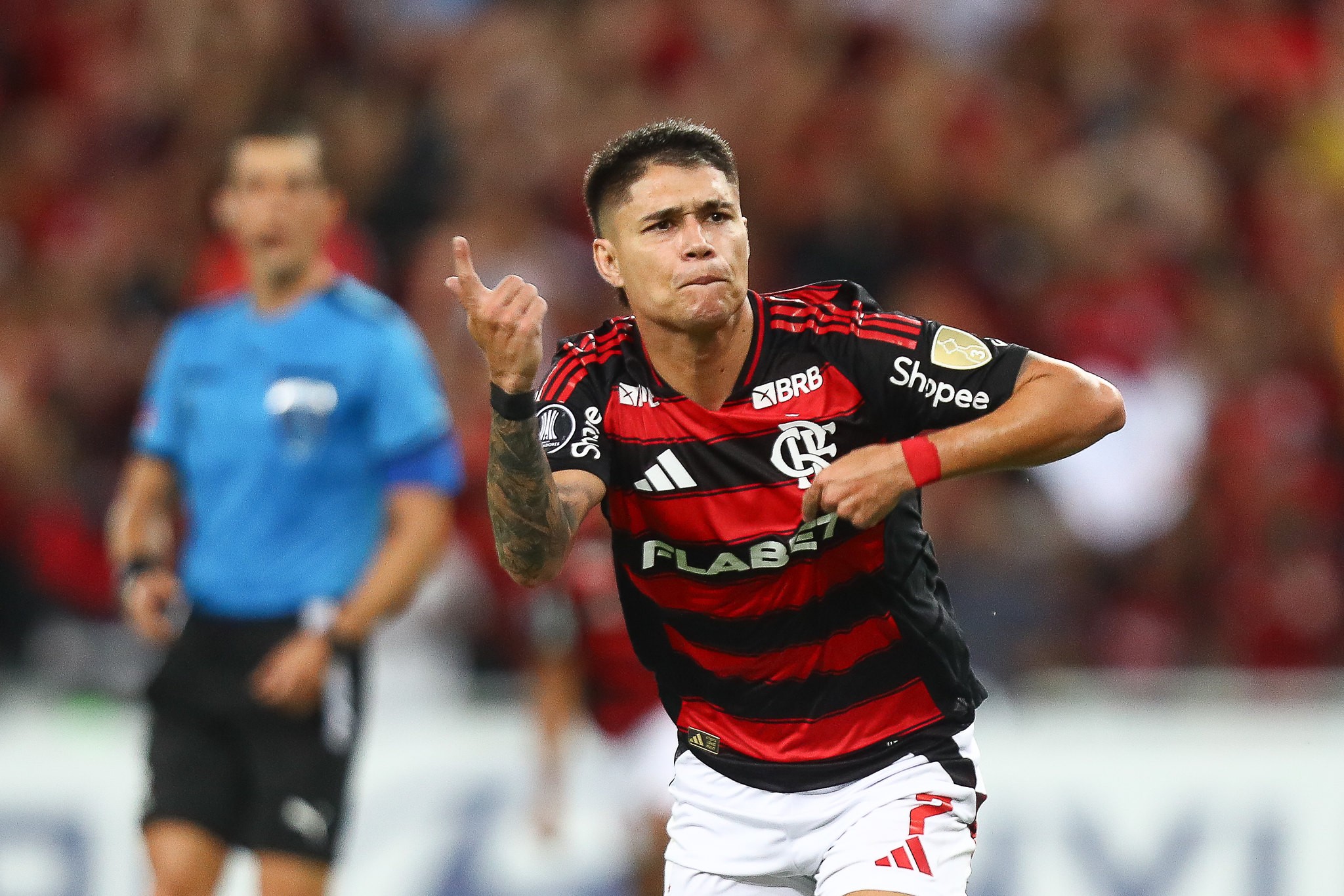 Luiz Araújo quebra estigma e se destaca contra a LDU no Flamengo