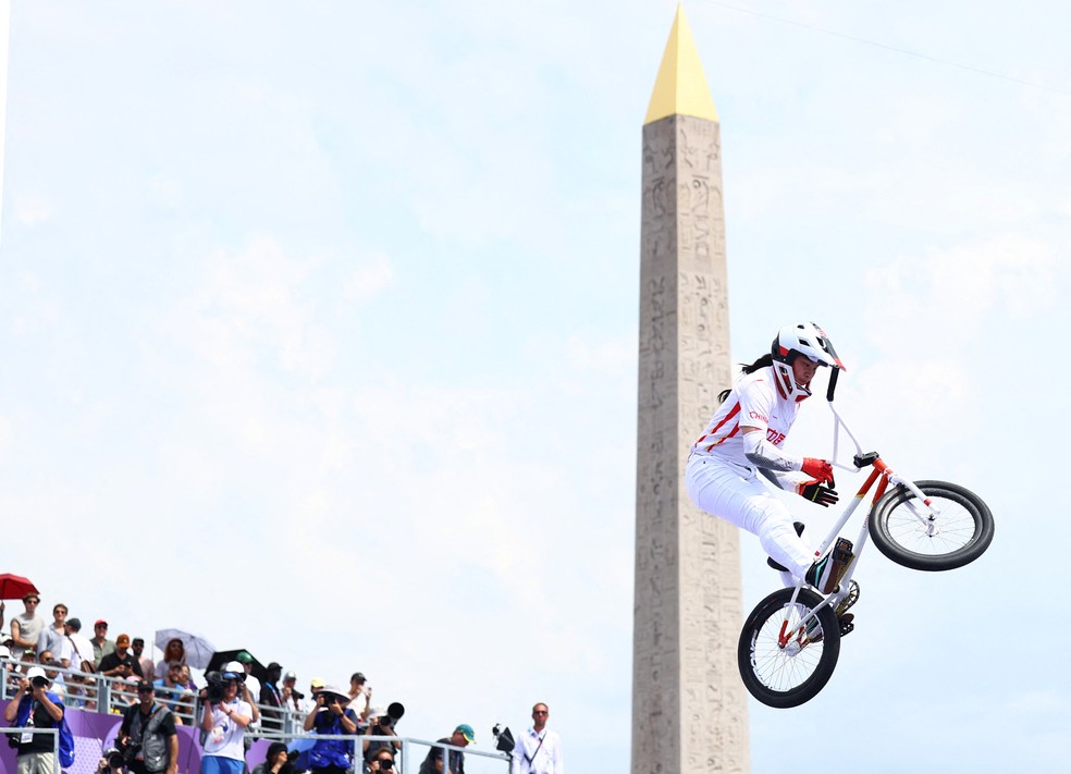 Yawen Deng, da China, em ação durante o Ciclismo BMX Freestyle em Paris — Foto: REUTERS/Esa Alexander