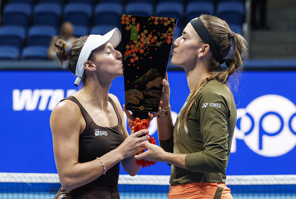 Luisa Stefani e Time Babos são campeãs do WTA de Tóquio — Foto: REUTERS/Manami Yamada