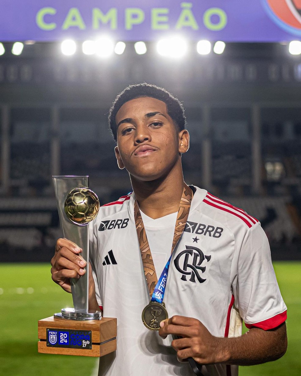 Joshua com troféu de campeão no Flamengo — Foto: Divulgação