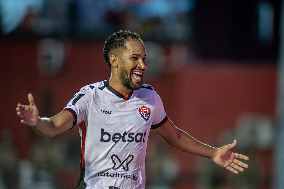 Everaldo comemora gol contra o Bragantino — Foto: Victor Ferreira / EC Vitória