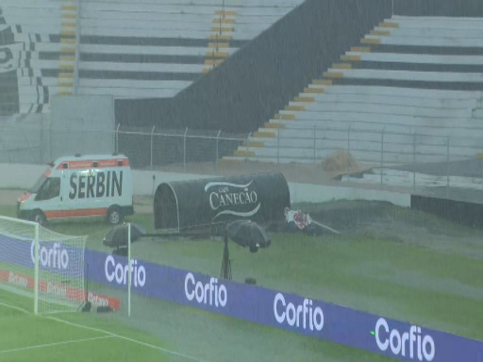 Chuva forte no Moisés Lucarelli antes do duelo contra o Corinthians. — Foto: Alex Cardim | EPTV Campinas