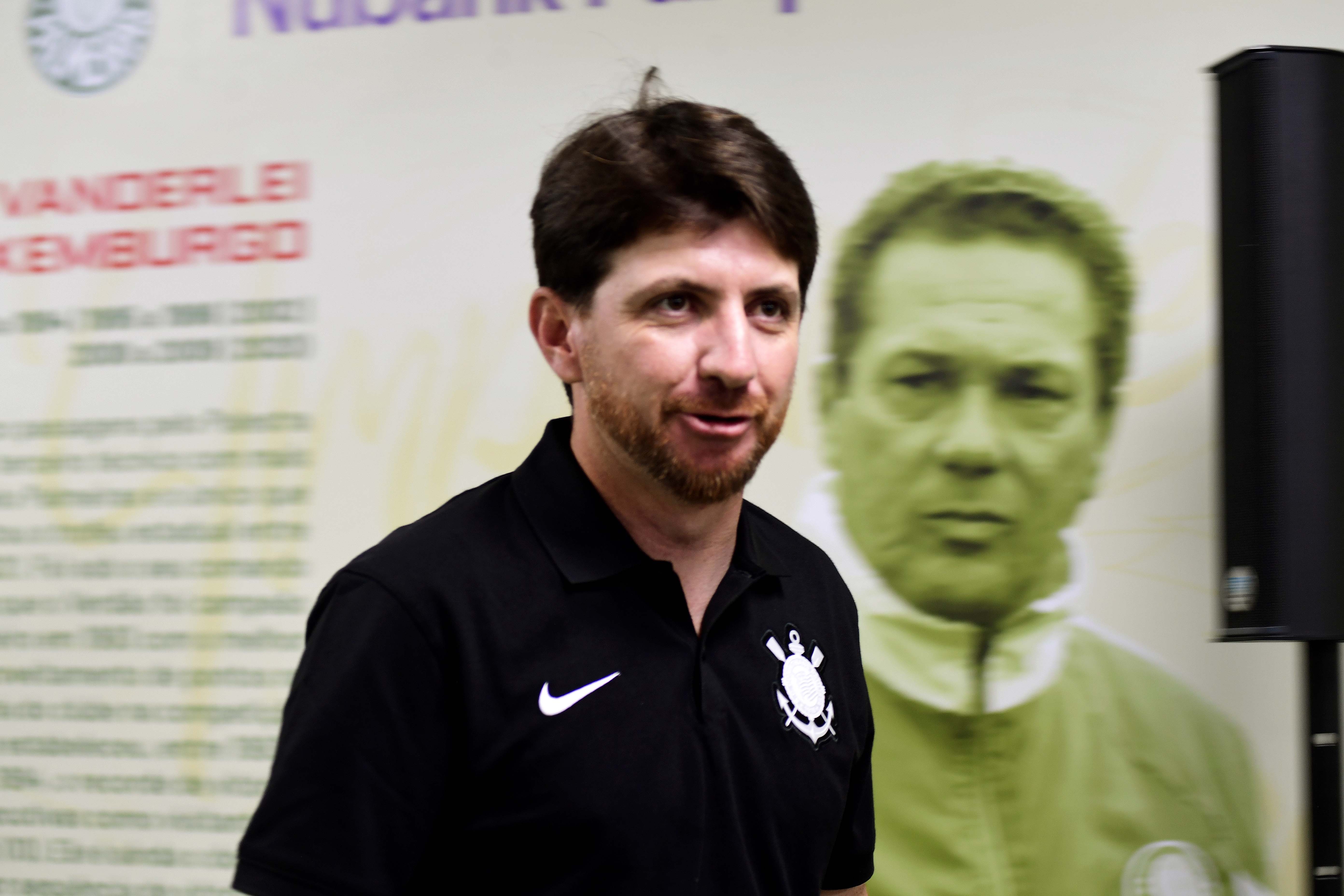 Técnico interino do Corinthians defende Memphis e espera que torcida "carregue" time