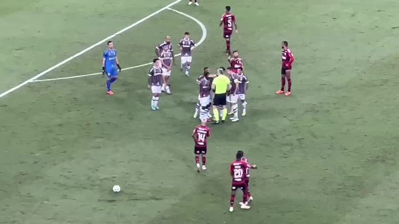 Torcida do Flamengo ironiza expulsão de Felipe Melo