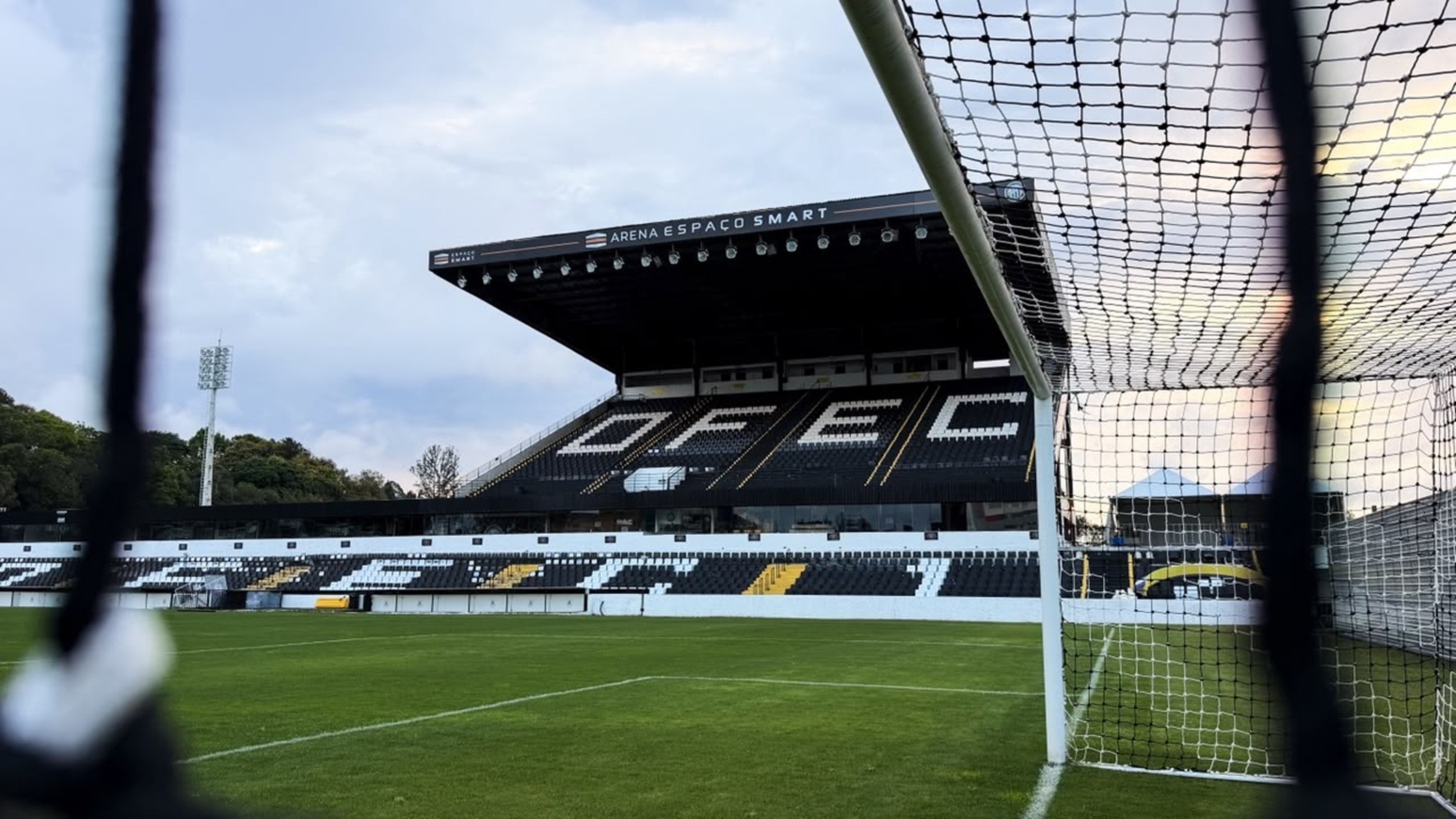 Operário-PR avança nas obras do Germano Krüger e fachada do estádio ganha novo nome