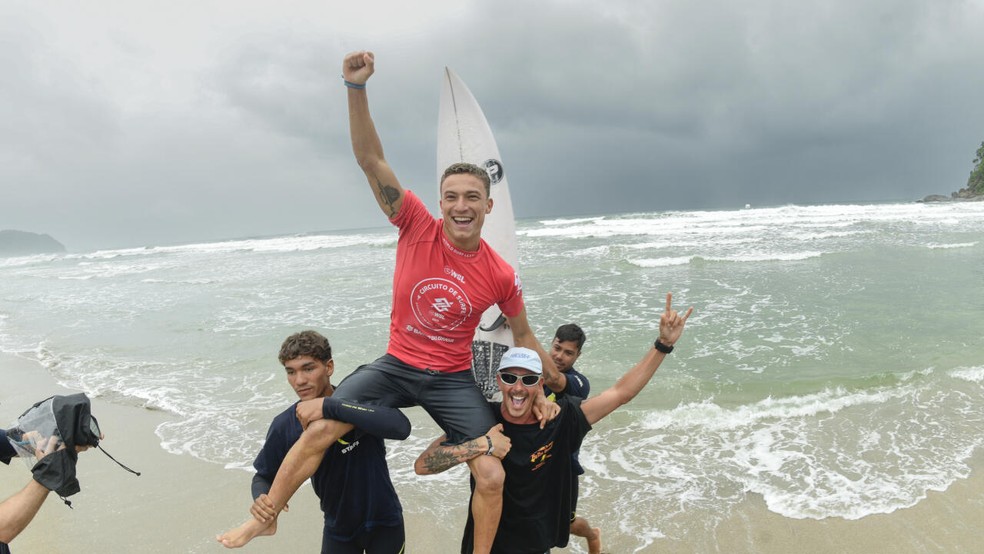 Heitor Muller é campeão do QS de Itamambuca — Foto: WSL / Marcio David