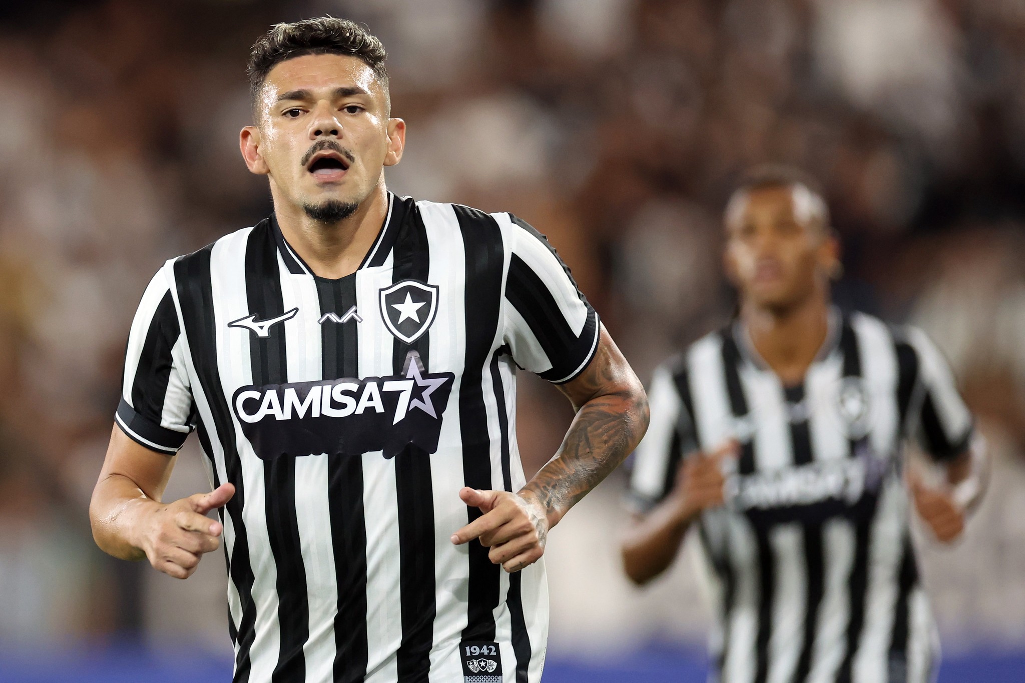 Hora de mudar? Botafogo mantém problemas com centroavantes e liga alerta no Brasileirão