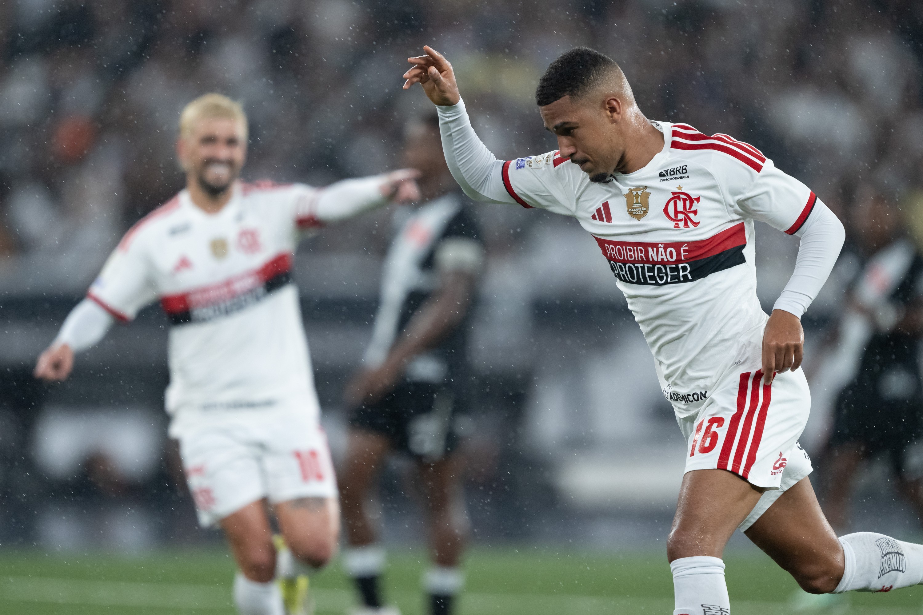 Samuel Lino comemora boa fase no Flamengo e valoriza companheiros: "Protagonismo do grupo"