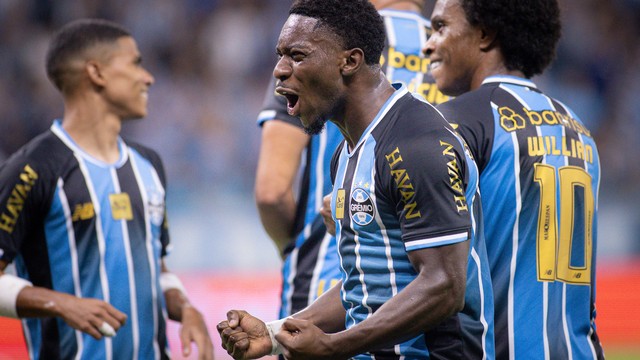 Amuzu comemora gol do Grêmio contra o Vitória