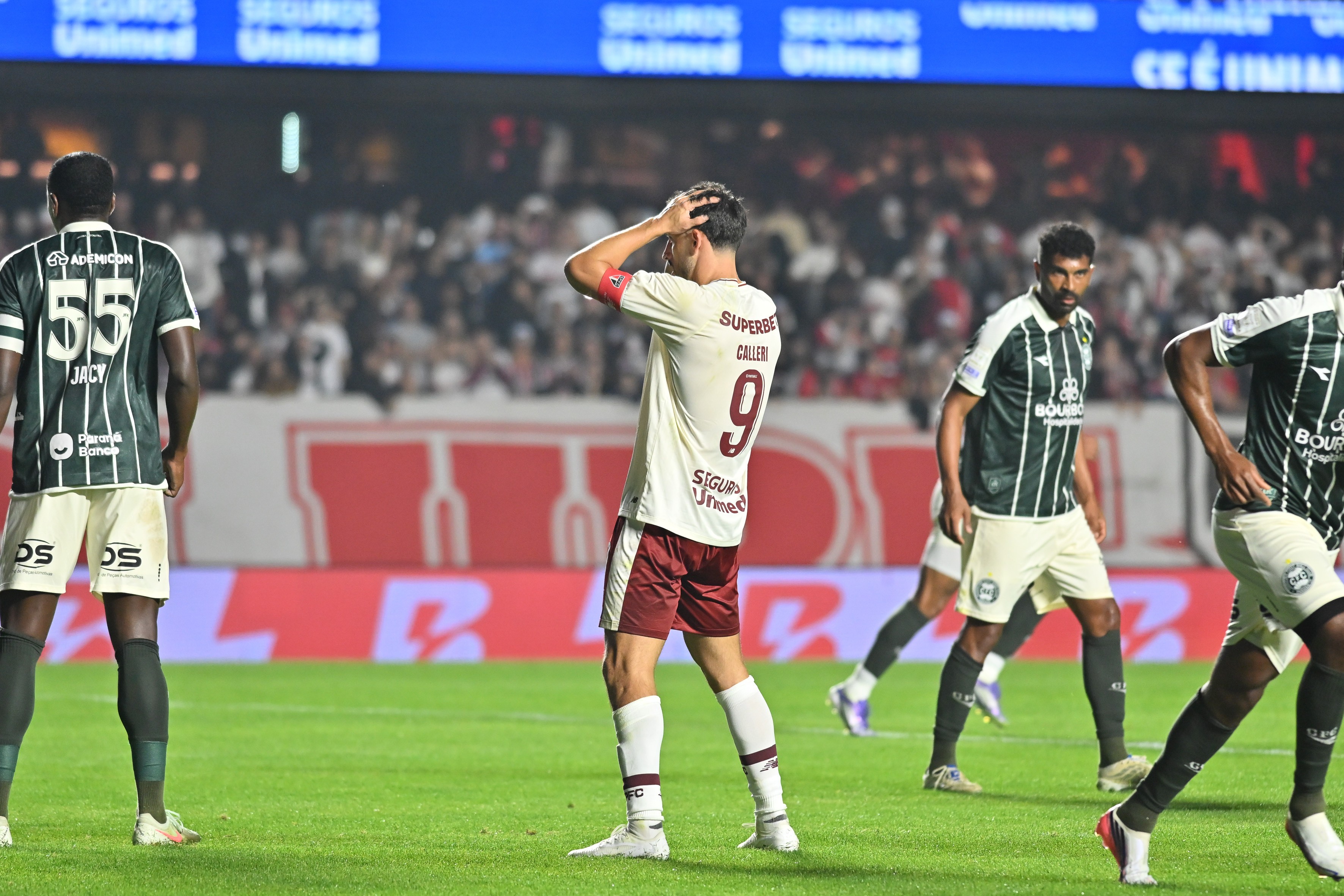 Calleri se revolta com pênalti não marcado em empate do São Paulo
