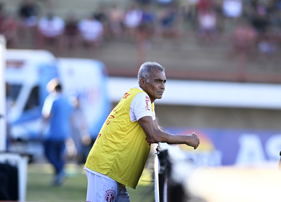 Romário lamenta o desempenho ruim do America contra o Araruama — Foto: André Durão