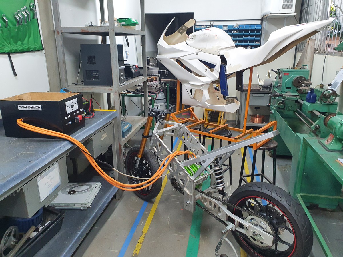 Universitários em Minas criam 1ª moto elétrica de corrida do Brasil, triângulo mineiro