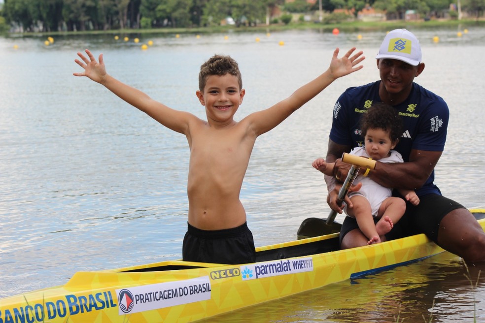 Isaquias Queiroz no barco com os filhos Sebastian e Luigi — Foto: Fábio Canhete/CBCa