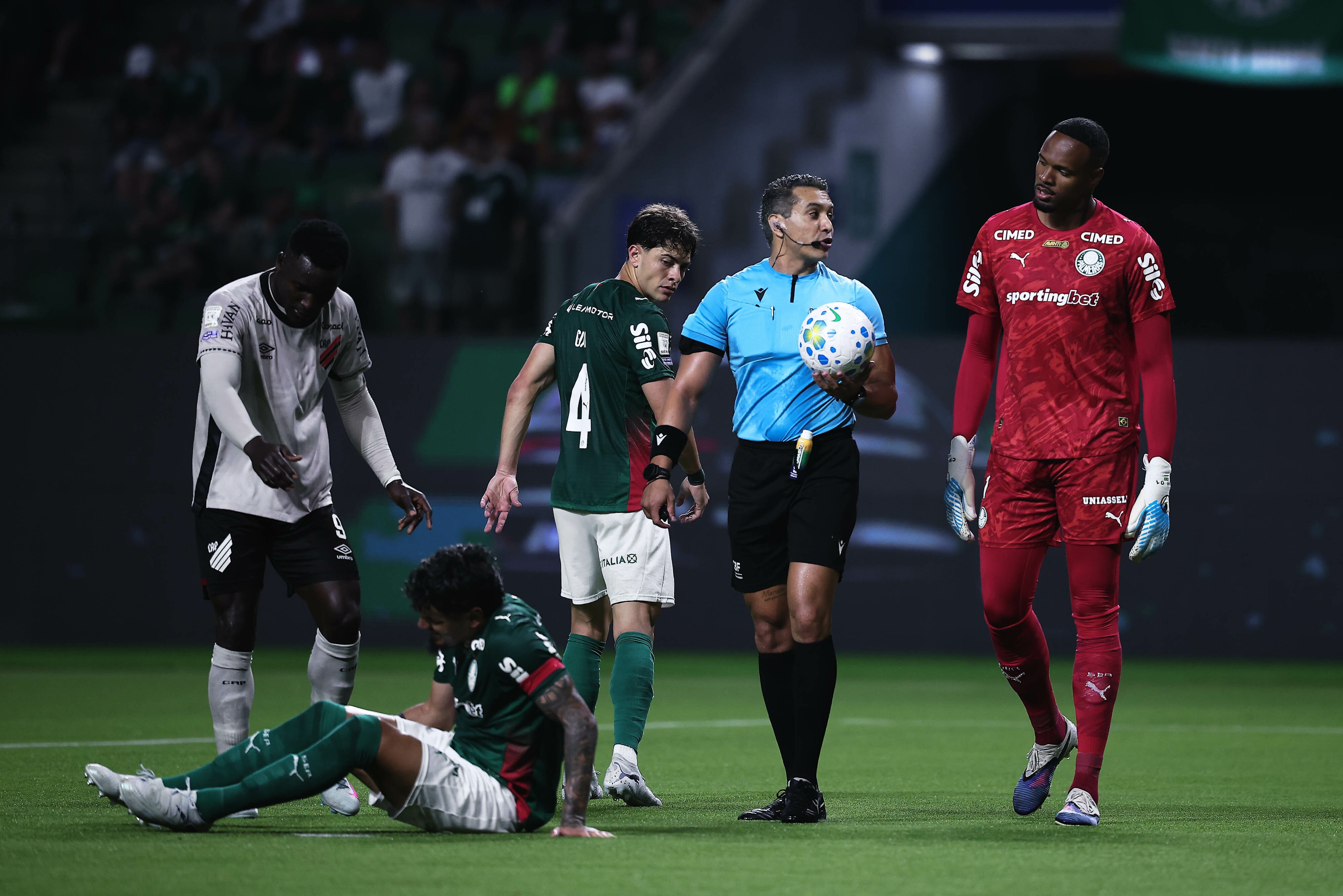 Decisão do VAR Garante Anulação de Pênalti em Confronto Entre Palmeiras e Athletico-PR