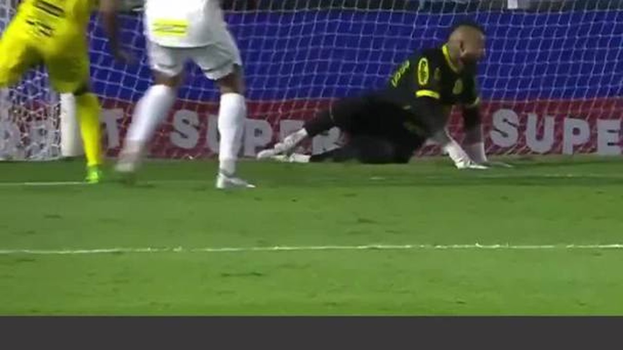 Inacreditável! Guilherme acerta a trave três vezes, uma delas sem goleiro!!