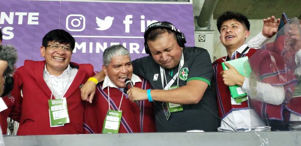 Presidente do Mushuc Runa comemora vitória na tribuna do Mineirão — Foto: Cérix Ramon