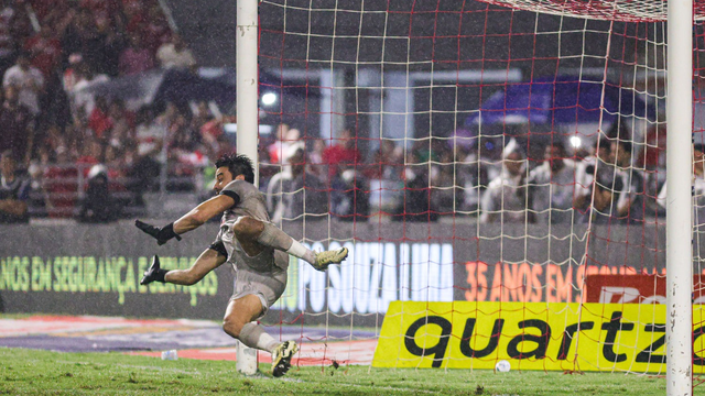 Matheus Albino defende pênalti de Zé Ivaldo e classifica o CRB na Copa do Brasil