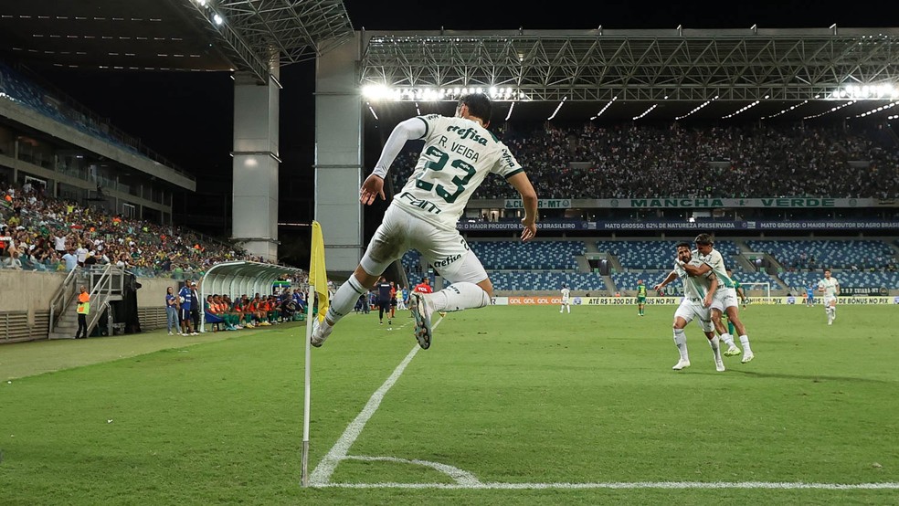 Raphael Veiga comemora após marcar pelo Palmeiras contra o Cuiabá — Foto: Cesar Greco