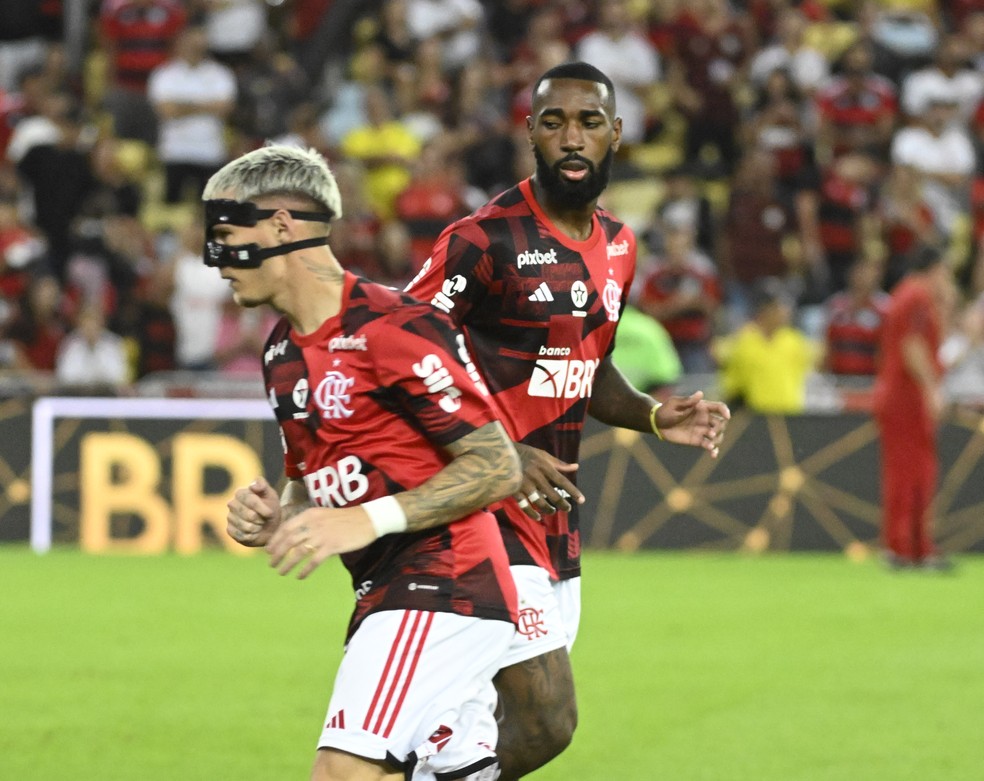 Gerson e Varela, Flamengo x Grêmio — Foto: André Durão