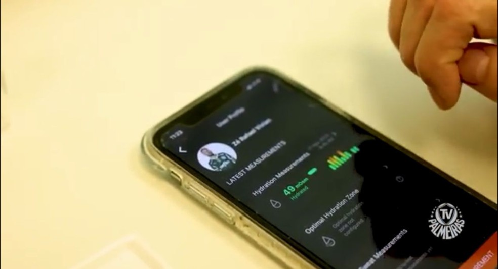 Avaliação de Zé Rafael com medição da hidratação após o treino pelo Palmeiras — Foto: Palmeiras / Divulgação