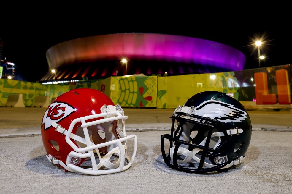 Os capacetes de Kansas City Chiefs e Philadelphia Eagles em frente ao Caesars Superdome, antes do Super Bowl LIX — Foto: Don Juan Moore/Getty Images
