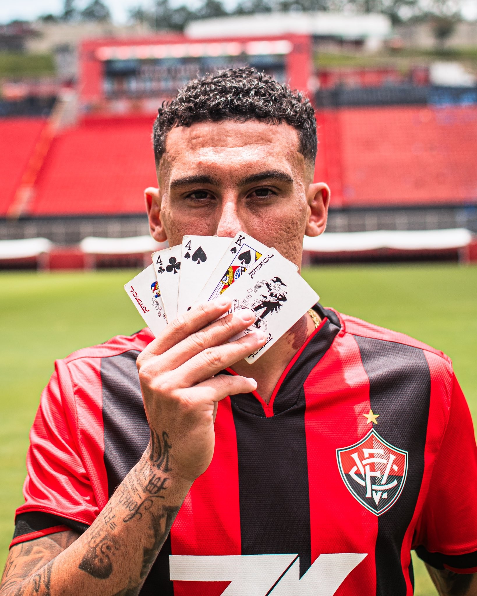 Vitória anuncia a contratação do volante Gabriel Baralhas | Ge