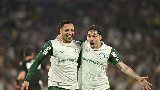 Vitor Roque e Mauricio comemoram gol do Palmeiras contra o Fluminense