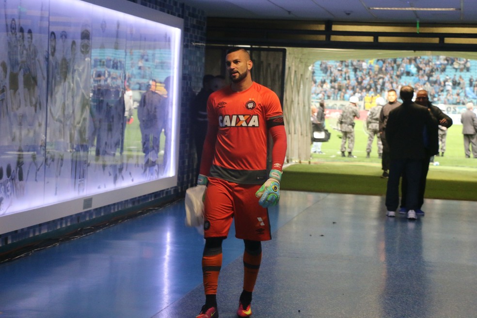 Weverton deixando o campo da Arena após eliminação do Atlético-PR em 2016 — Foto: Eduardo Moura