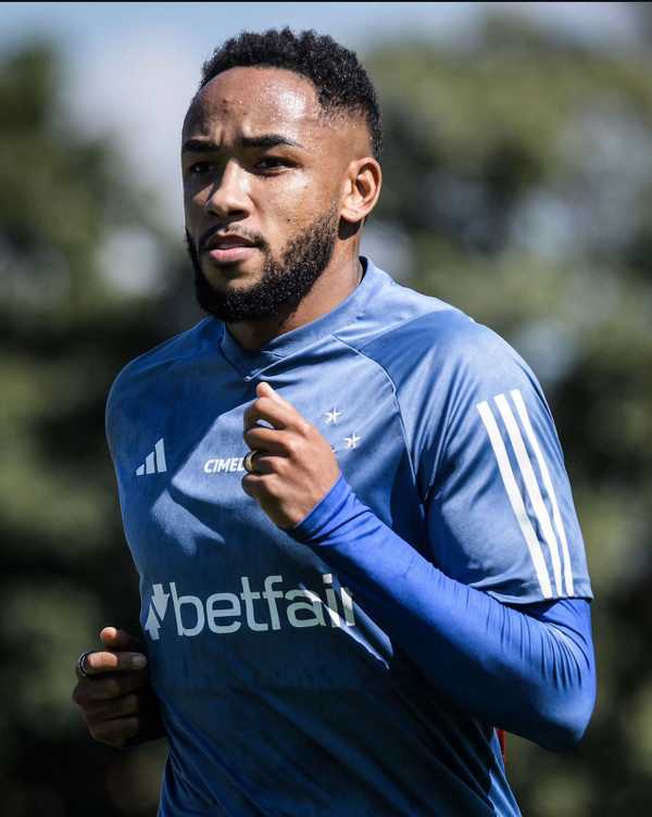 Novos concorrentes no Cruzeiro deixam Rafa Silva perto de retorno aos jogos.