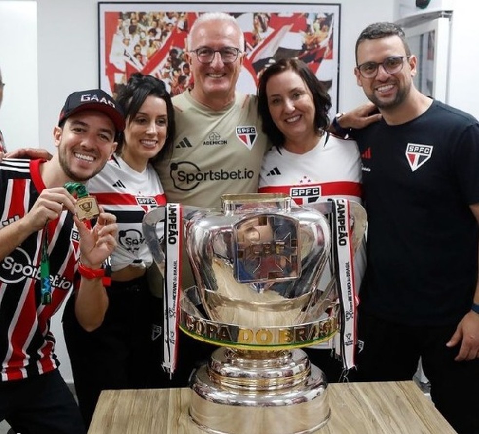 Dorival comemora título da Copa do Brasil em família — Foto: Arquivo pessoal