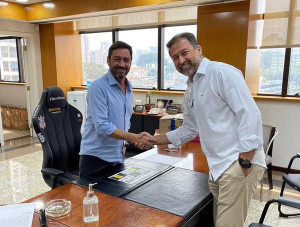 Augusto Melo vai ao CT do Corinthians e tem primeira reunião com Mano Menezes