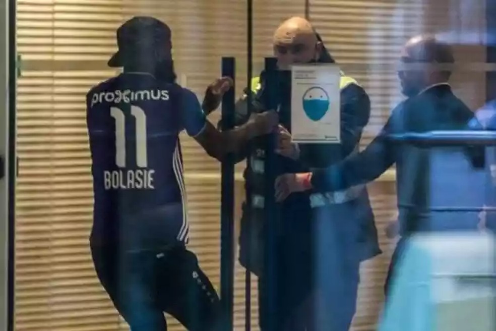 Didier Lamkel Zé vestiu a camisa de rival na Bélgica — Foto: Reprodução