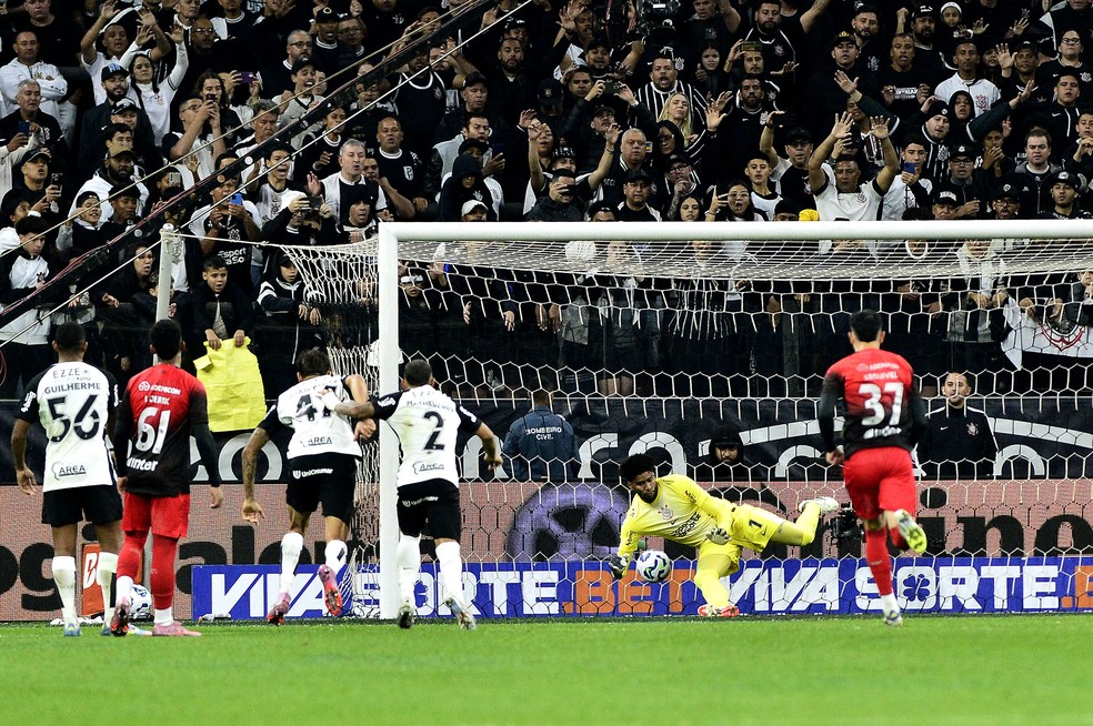 Hugo Souza pega pênalti em Corinthians x Athletico — Foto: Marcos Ribolli