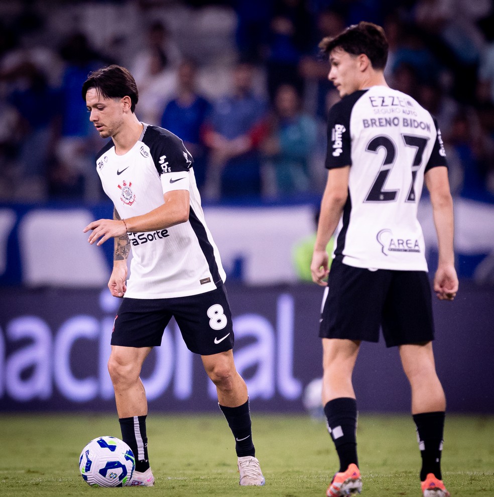 Rodrigo Garro e Breno Bidon em a&ccedil;&atilde;o pelo Corinthians &mdash; Foto: Rodrigo Coca / Ag.Corinthians