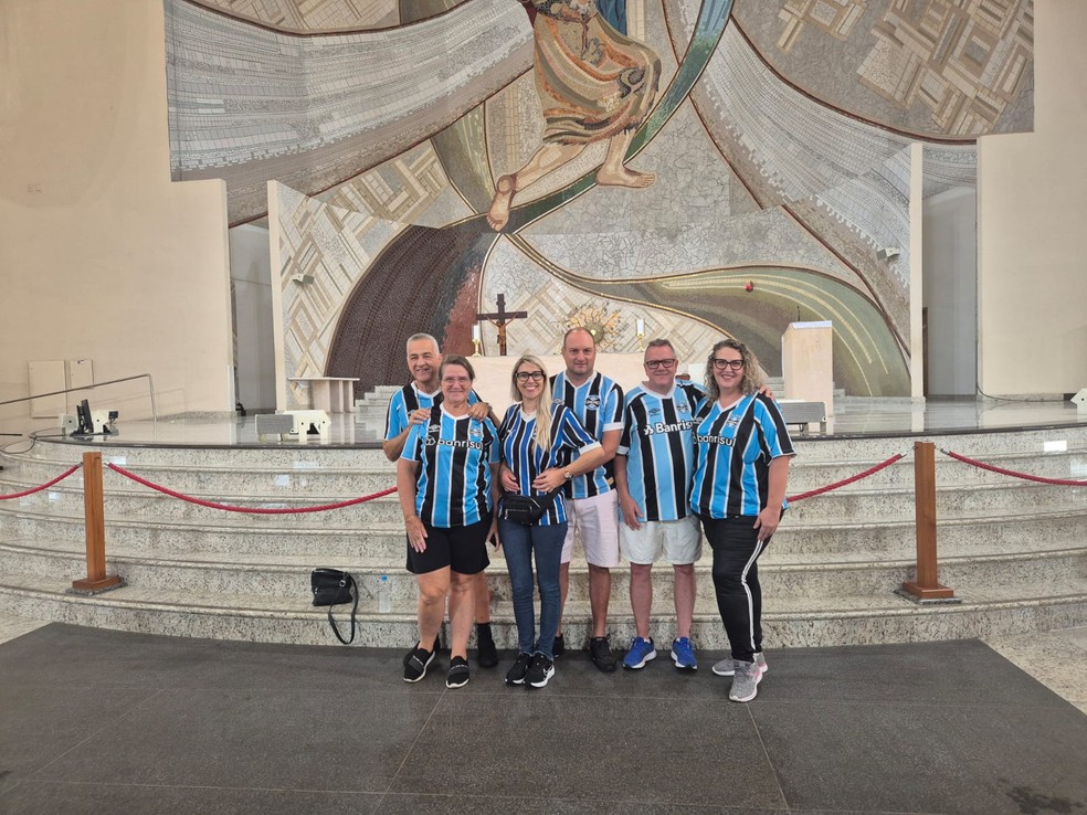 Casais fizeram passeio religioso com a camisa do Grêmio — Foto: Arquivo pessoal / Elisangela Masiero
