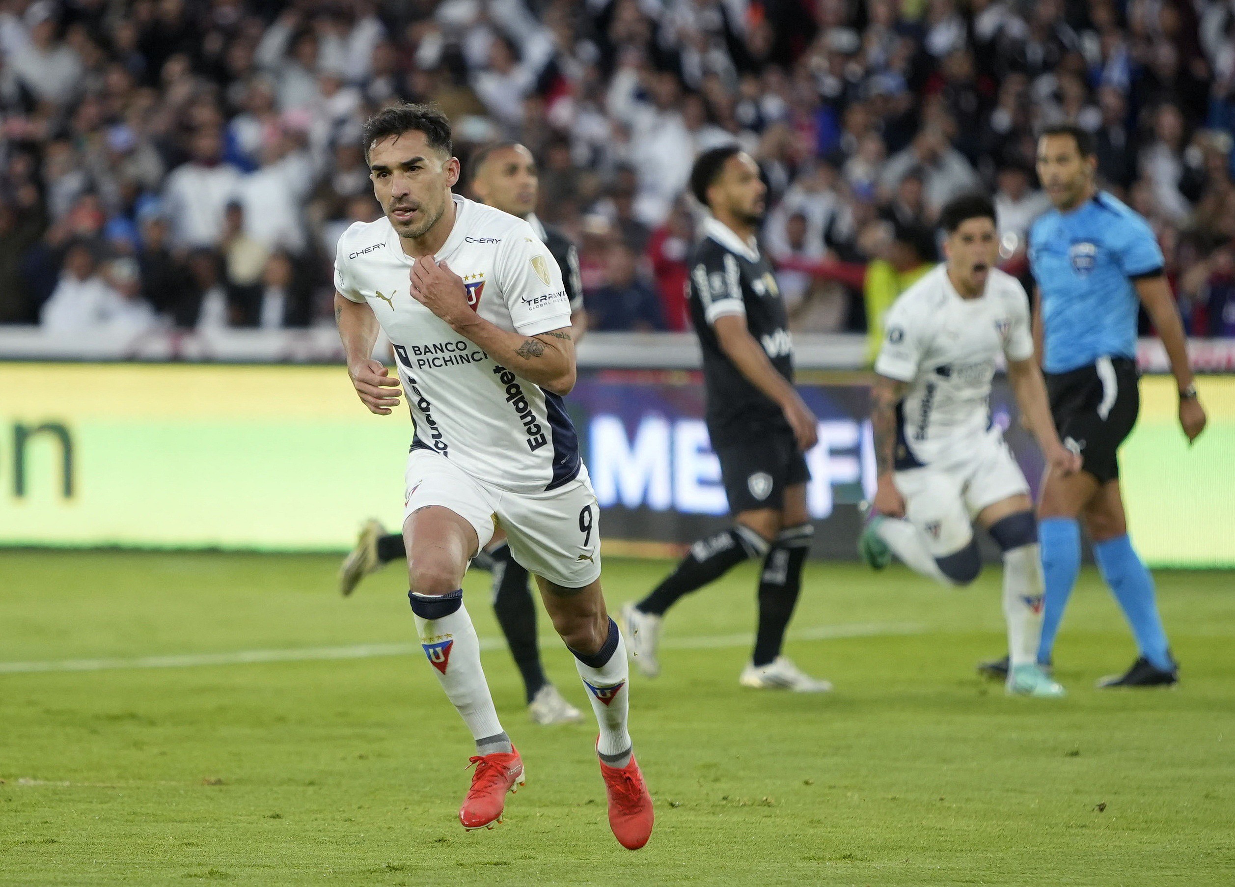 Bota tenta afastar fantasma da altitude após eliminação para LDU